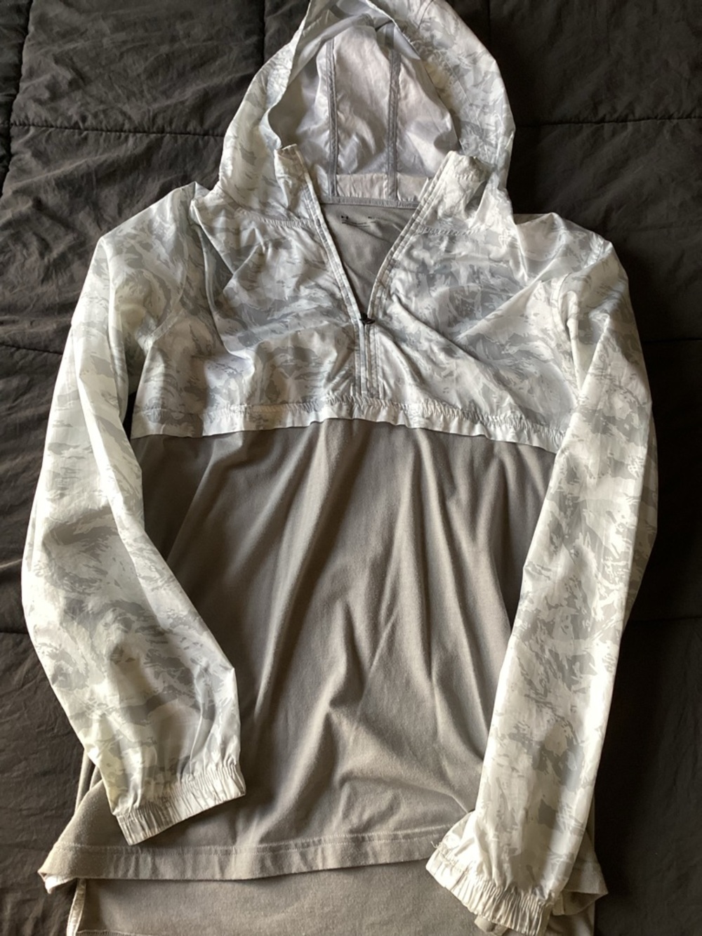 Under Armour XL Two-Tone Gray & White Hooded Pullover
